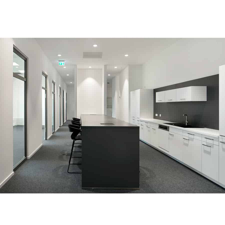 RTW Architekten | WDT Garbsen | Umbau und Erweiterung RTW Architekten WDT Garbsen Kuechenzeile